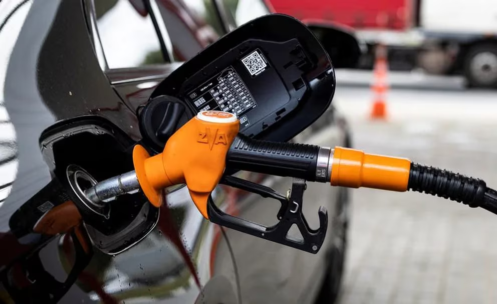 Llenar el depósito de combustible puede costar hasta 31.800 en el caso de los vehículos que cargan nafta o diésel premium. REUTERS/Maxim Shemetov