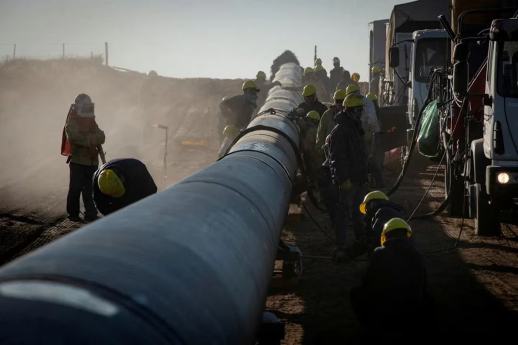 El gasoducto Néstor Kirchner, más las obras complementarias, permitirán un ahorro anual de más de USD 8.000 millones. Reuters