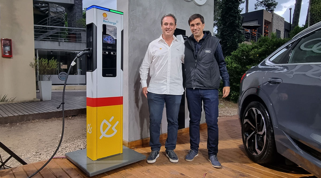 Hernán Segado, Director B2B y Lubricantes de Raízen Argentina y Martín Massimino, Director Comercial Volkswagen Group Argentina